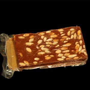 Turrón de chocolate con almendras